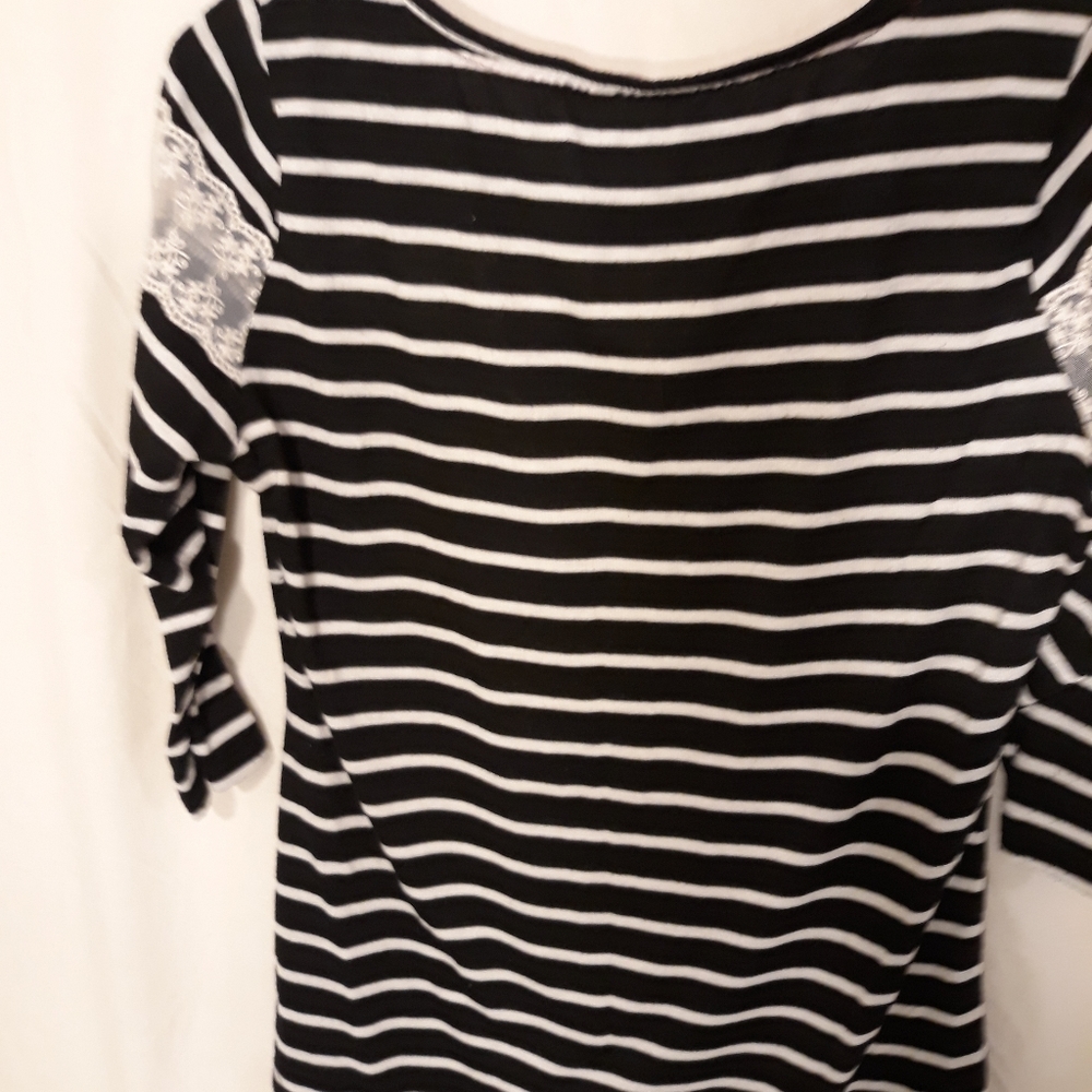 Ladies  Lace Trimmed Black/ White Wallflower Top **2/$15** - Picture 4 of 4